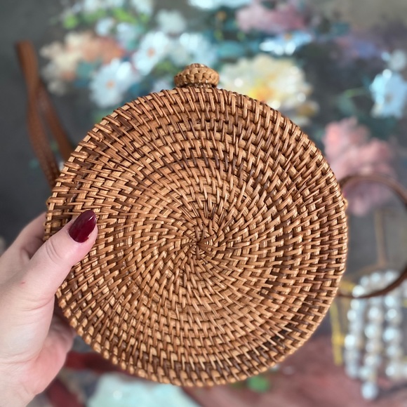 Handwoven crossbody rattan bag - Picture 4 of 11